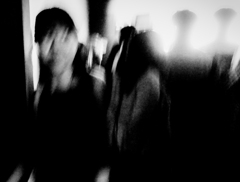 宇宙人に見つめられ顔がゆがんだ