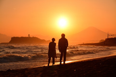 浜辺と夕日と2人