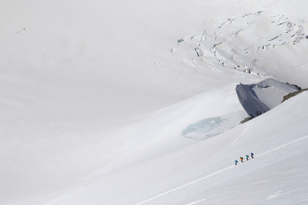 雪原の登山隊