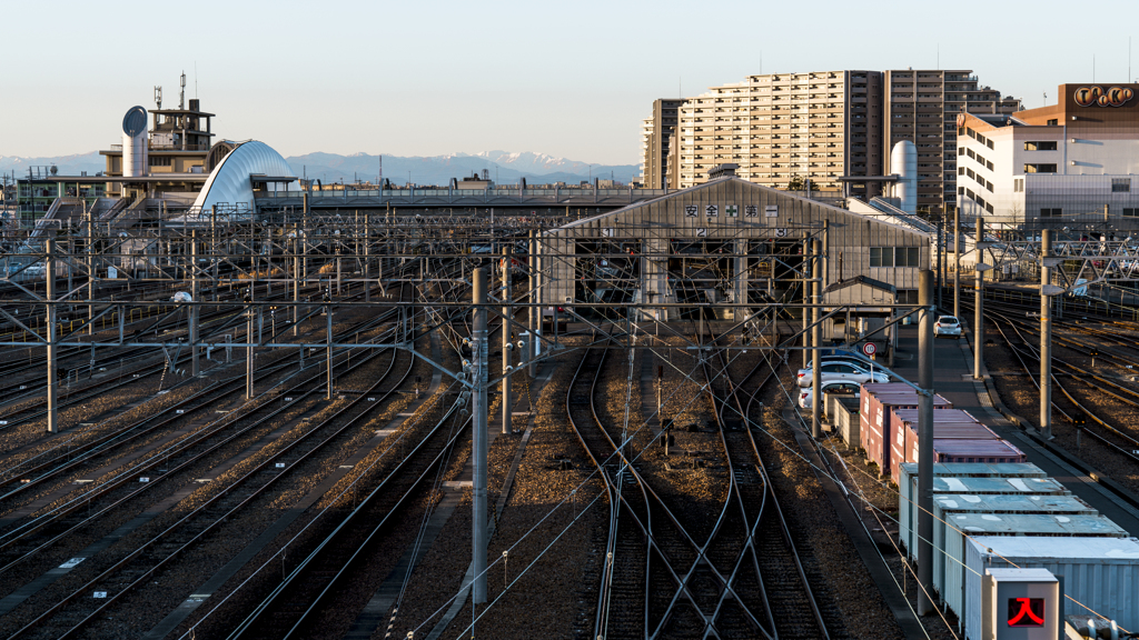 日暮れ時のJR車庫
