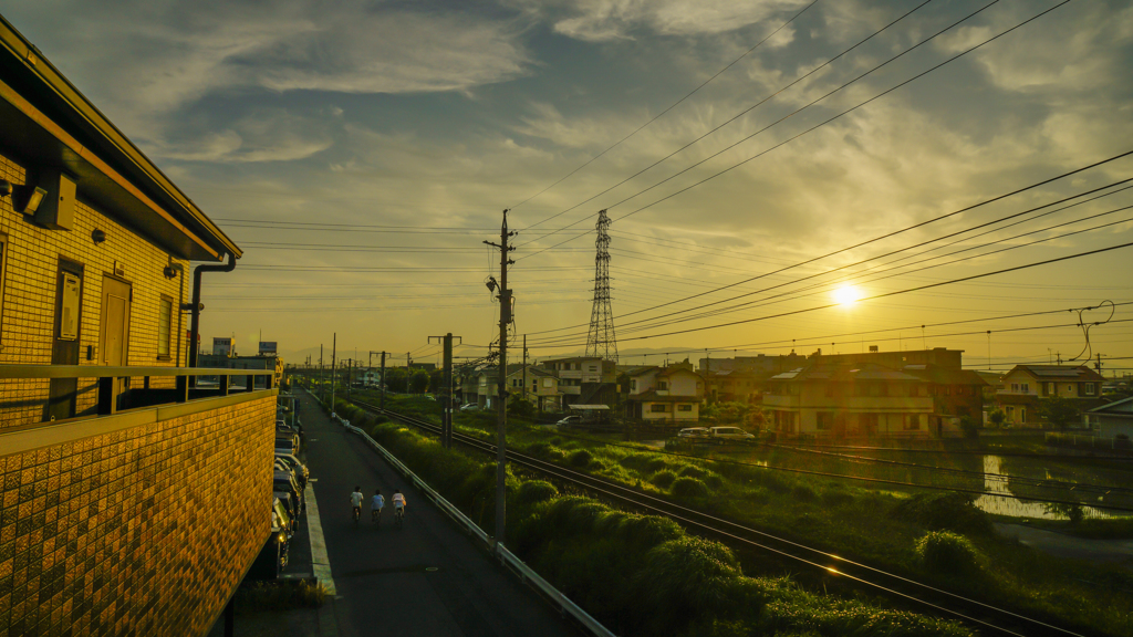 夕日に染まる単線