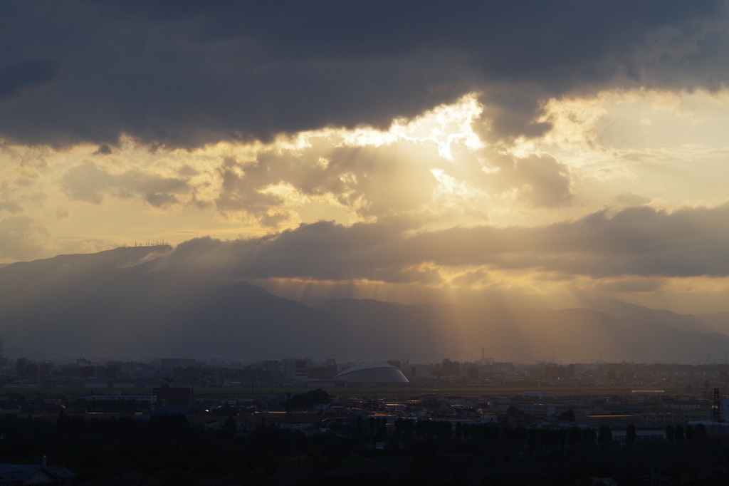 夕焼け　山　ドーム