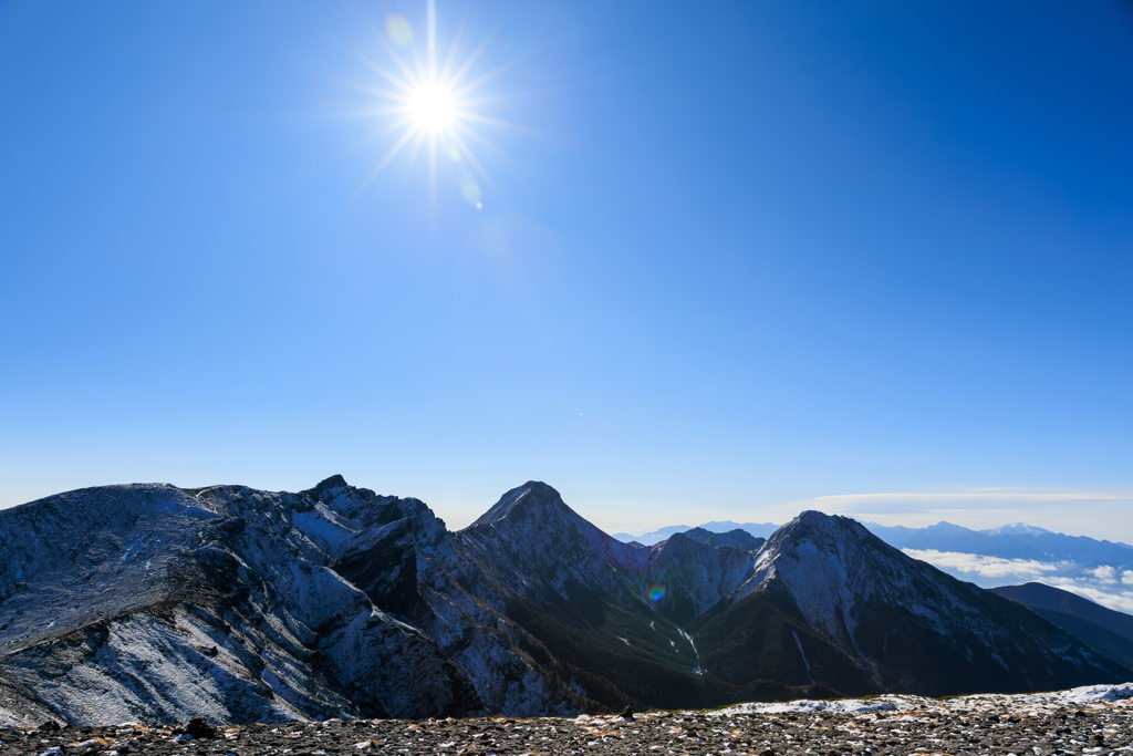 硫黄岳山頂より　太陽が眩しい