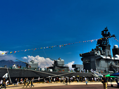 桜島に臨む護衛艦