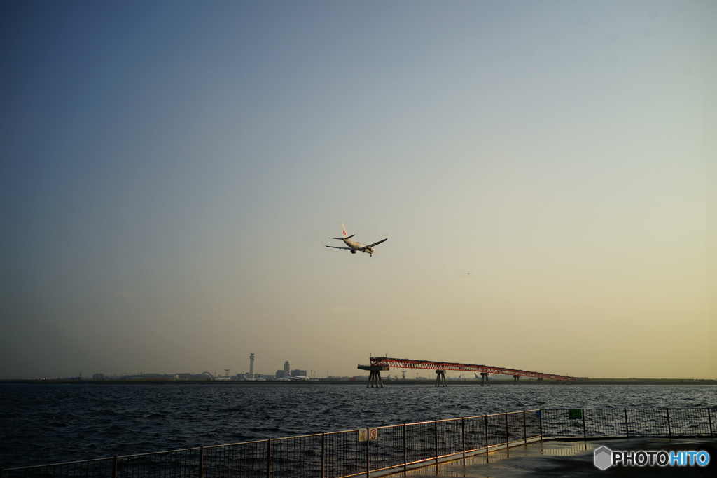 夕暮れの飛行機