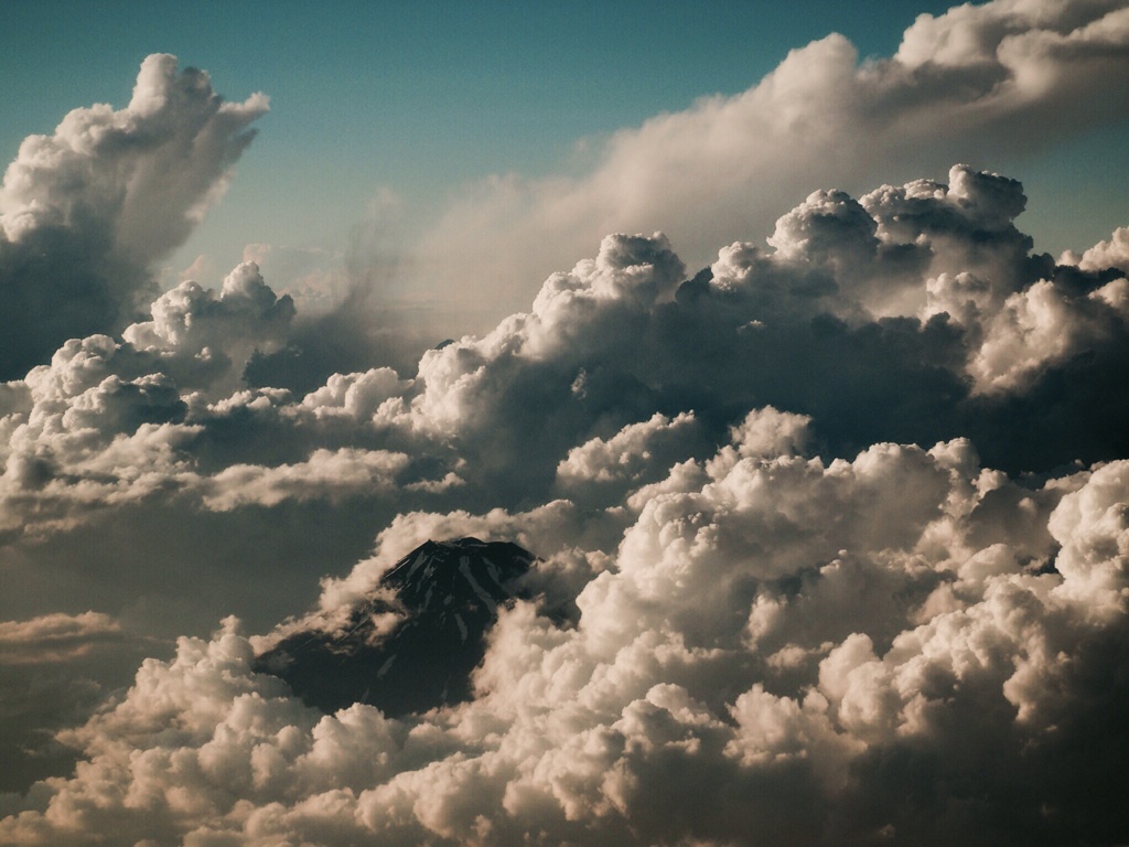 雲を纏し富士の山