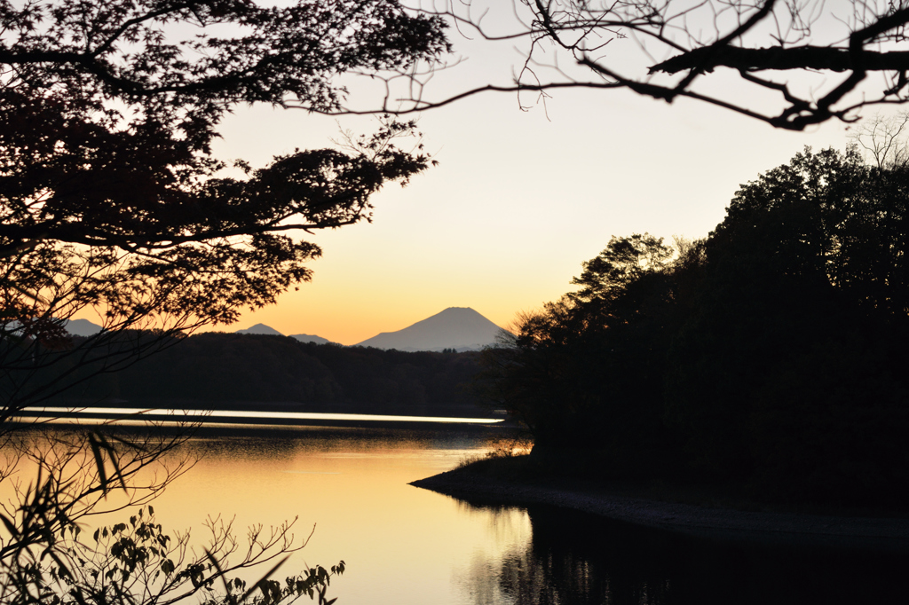 夕方の多摩湖にて