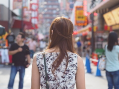 街中を歩く女性
