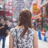 街中を歩く女性