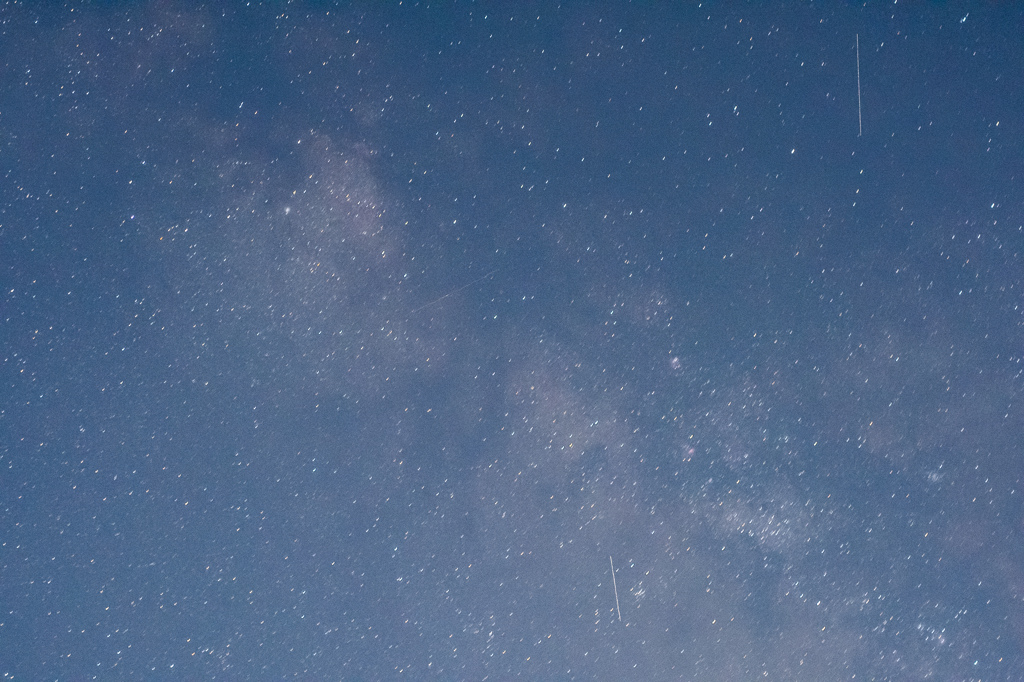 天の川と流れ星と何か。