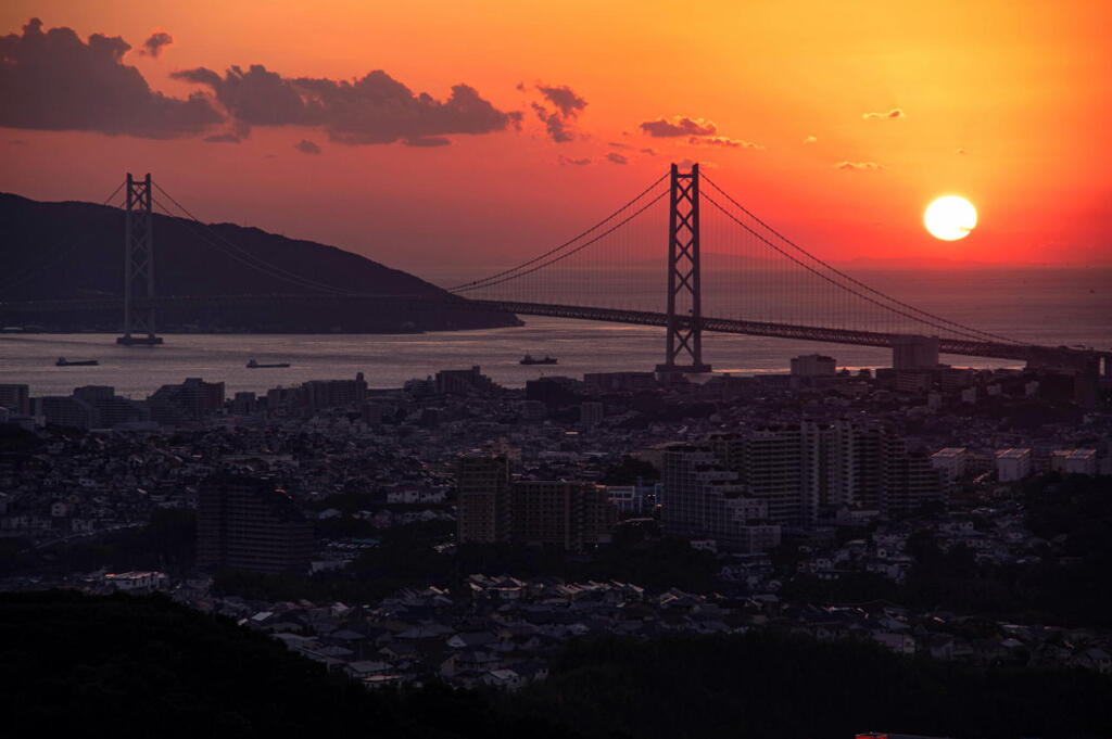 「おらが山」からの明石海峡大橋と夕陽