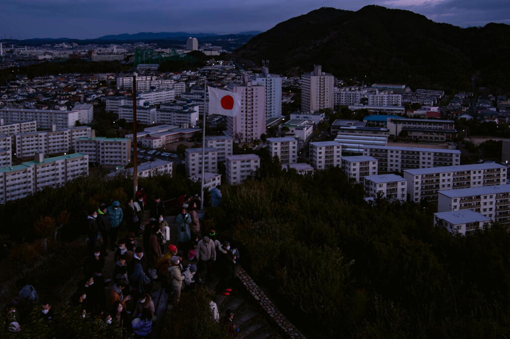 国旗掲揚　来たれ朝日！