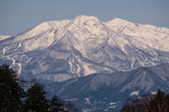 雪をまとう妙高山