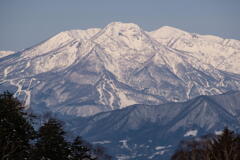 雪をまとう妙高山