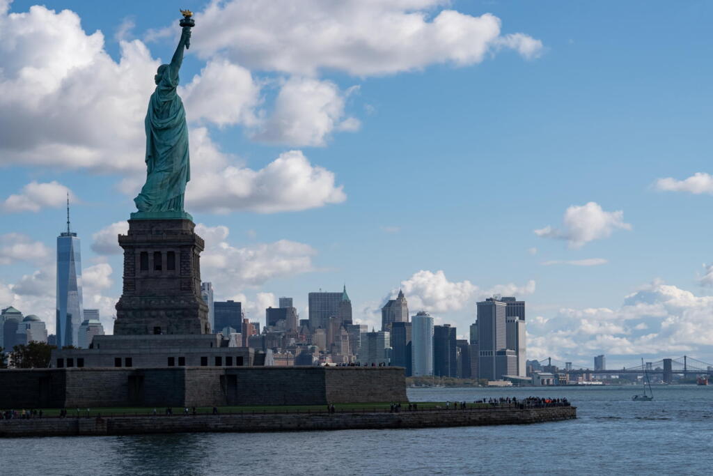 自由の女神像とニューヨーク市街