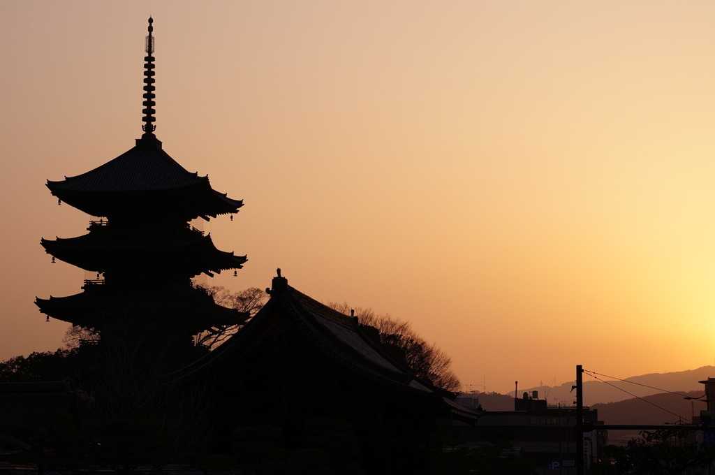 京の夜明け