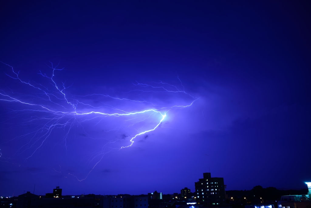 雲の間を縫うイナズマ