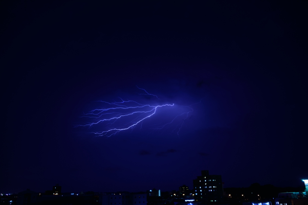 雲の間を縫うイナズマ