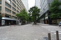 東京駅近郊　丸の内仲通りビルと丸の内２丁目ビルの交差点