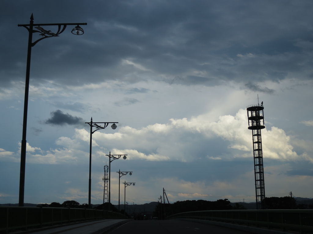 街灯と鉄塔と雲