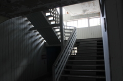 白い廃校(旧城南中学校)校舎階段