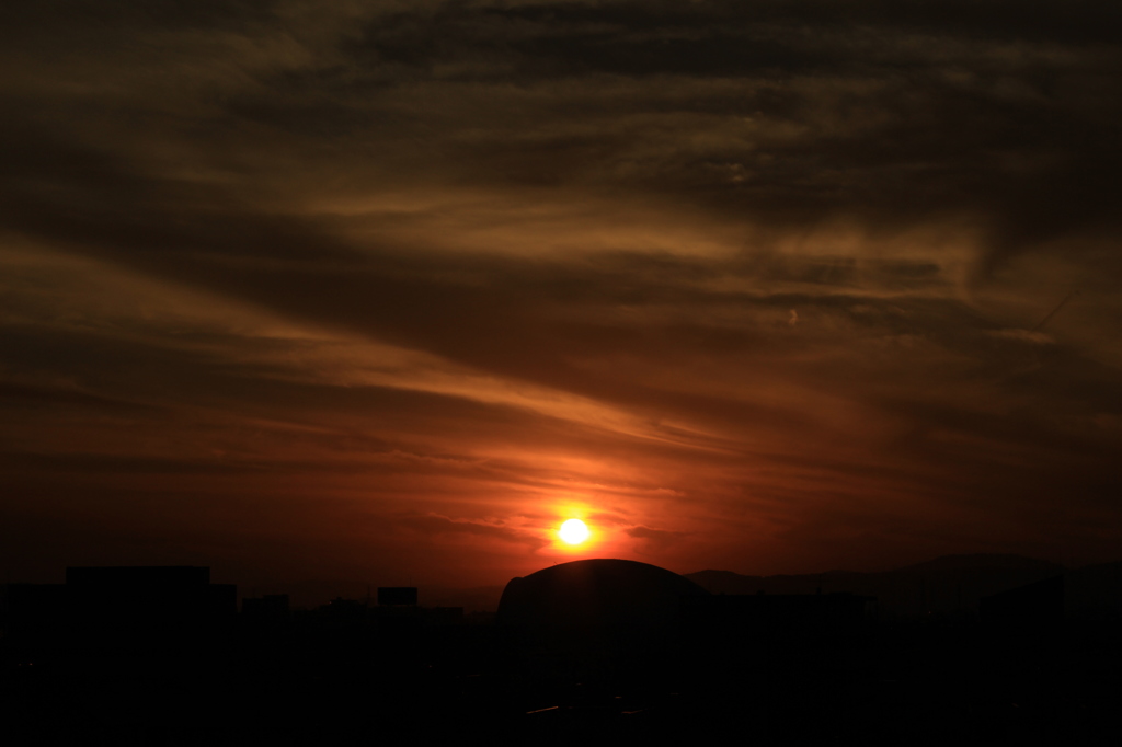 岡山ドームと夕日