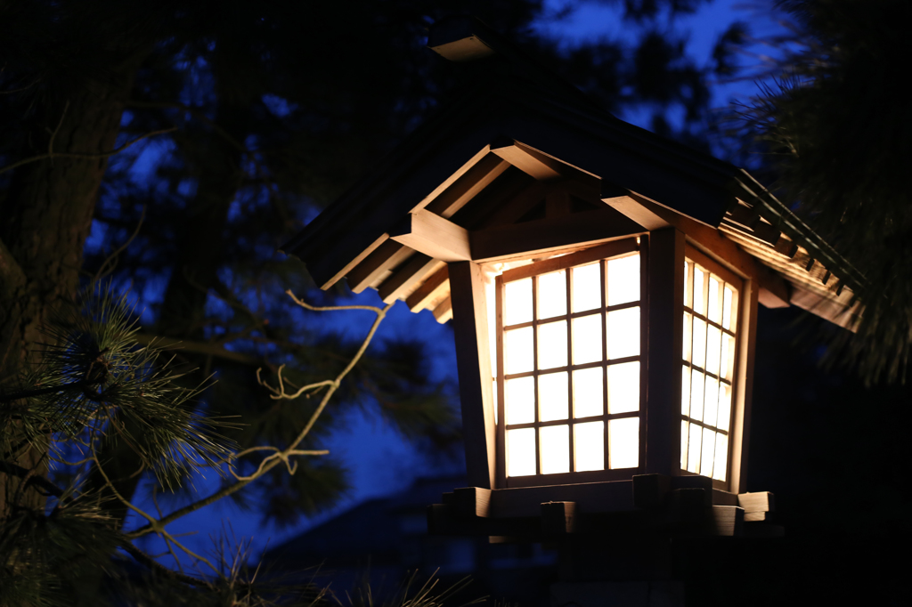 神社にて