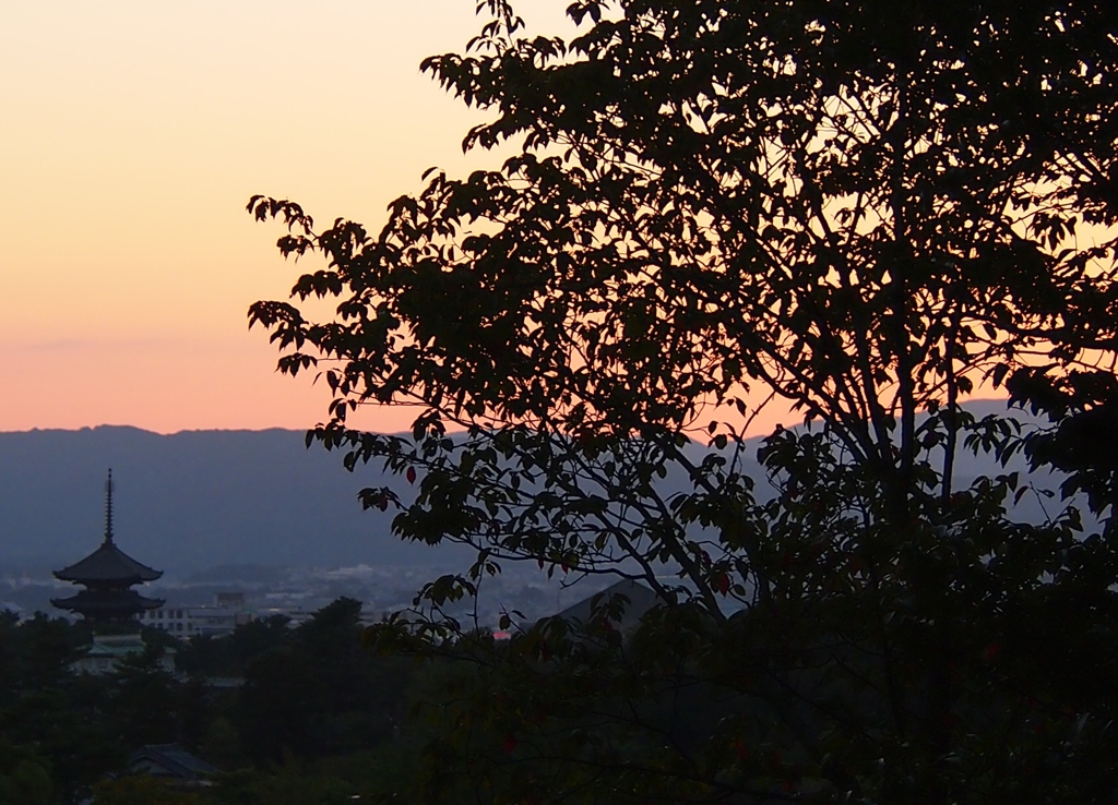 古都の夕暮れ