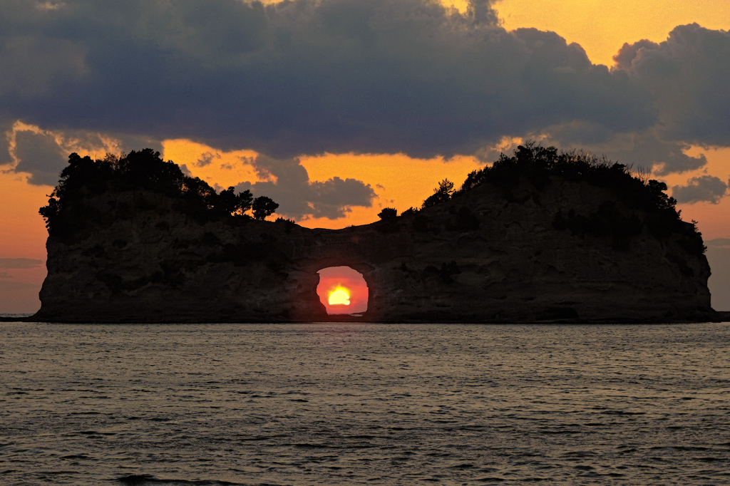 円月島夕景～遠く四国に沈む夕日