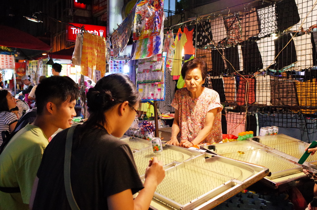 台北 4 スマートボールに興じる人々