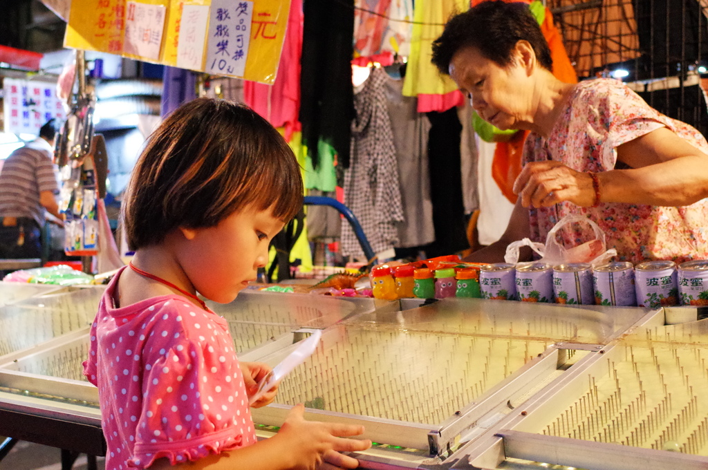 台北 5　屋台で遊ぶ幼女