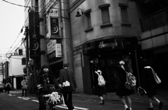繁華街の朝