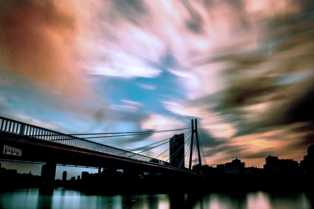 橋の上の雲　雲の下の橋