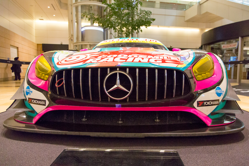 羽田のベンツマーク２