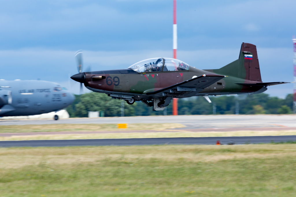 ピラタスPC-9M　スロベニア空軍　離陸脚あげ