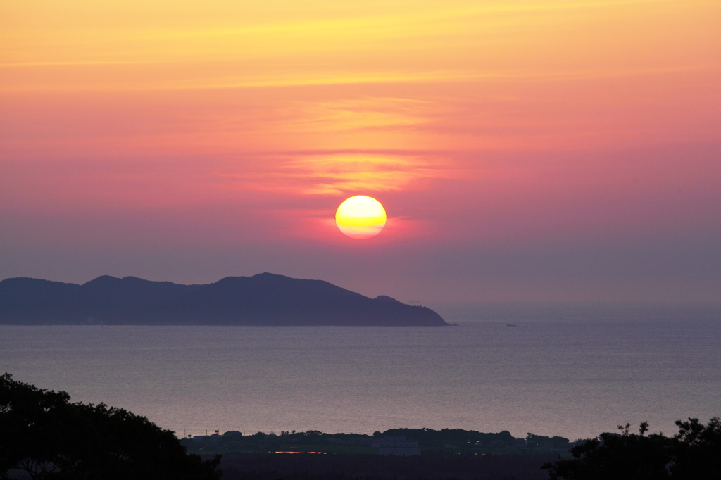 島根半島を超えて日本海に沈む太陽