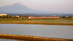 田植えと伯備線の電車