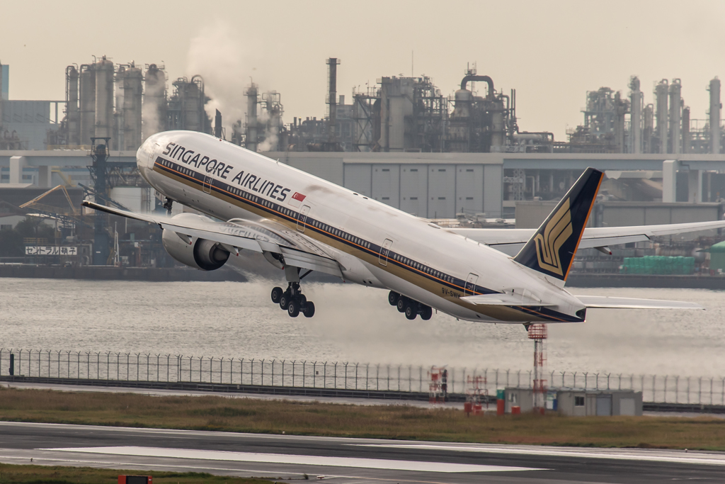 B777シンガポール航空にベイパー