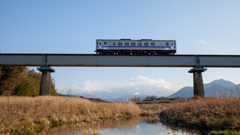 大山と鉄橋と単機