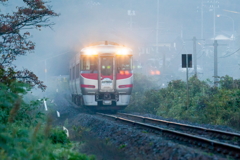 朝靄の山陰線はまかぜ