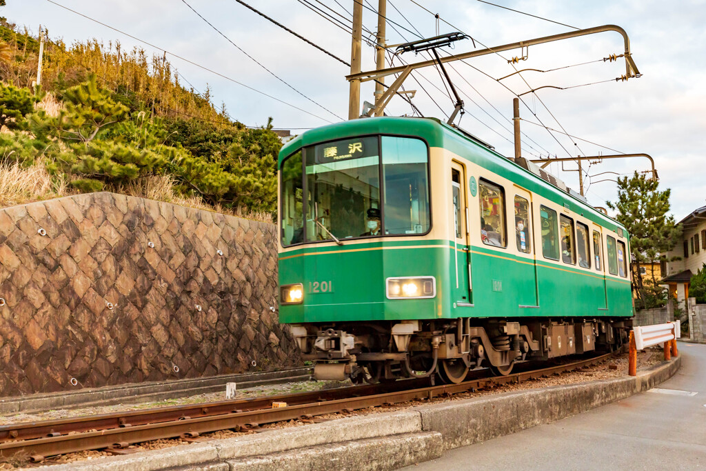 七里ヶ浜の江ノ電