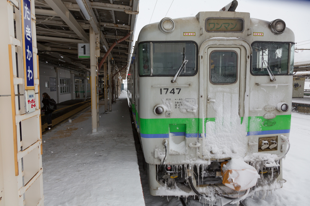 粉雪舞う滝川駅