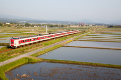 田植えと伯備線の電車