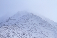 冬山登山者を下から見て