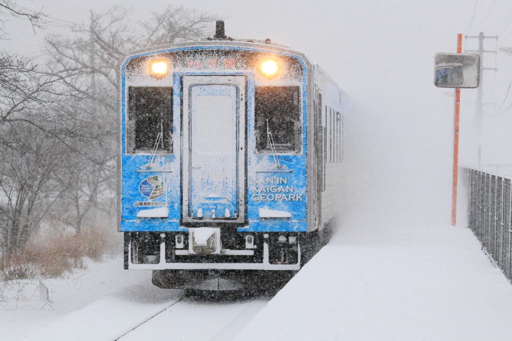 熱いのに雪か
