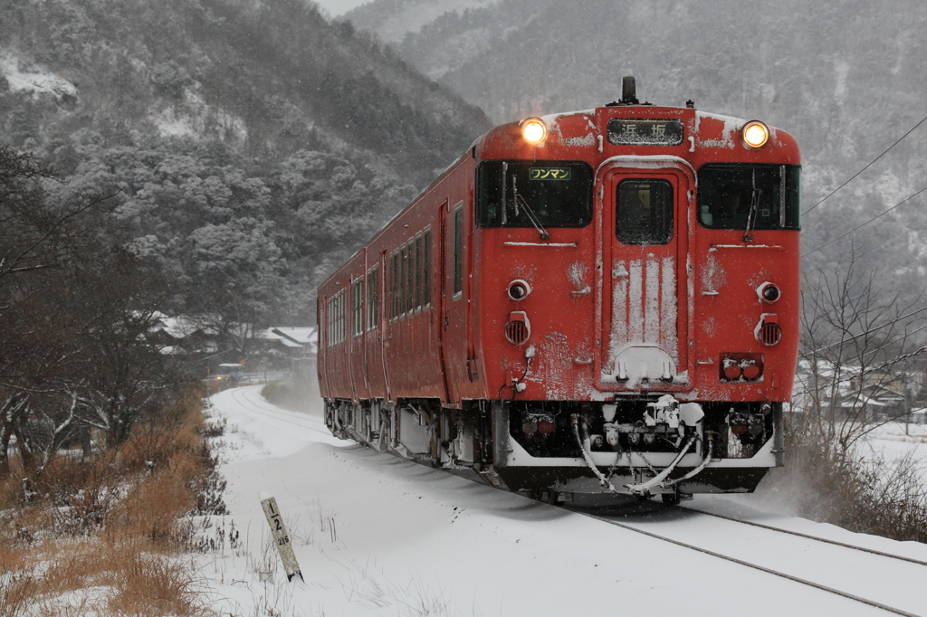 熱いのに雪か