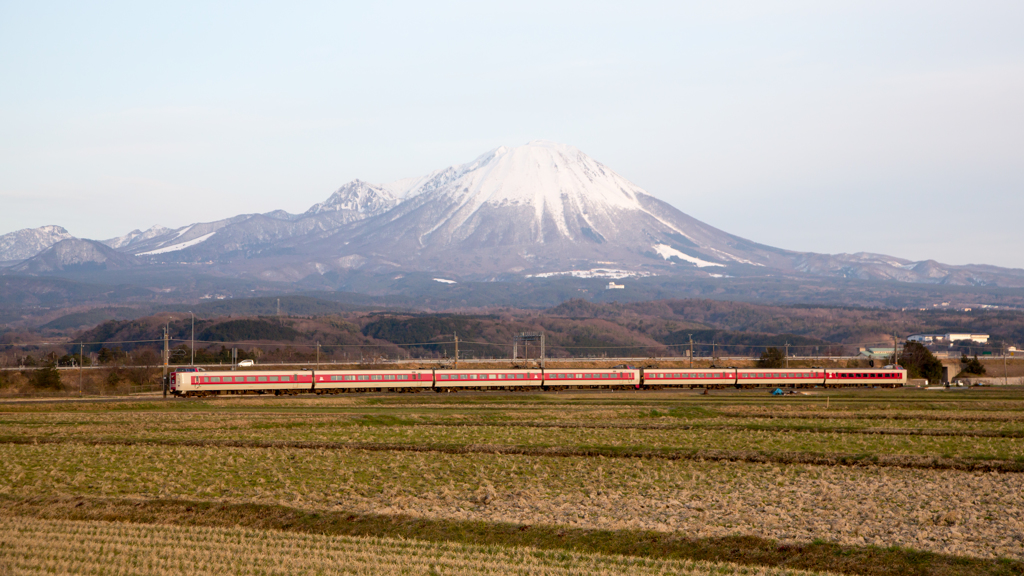 伯耆平野を走る「やくも三つ頭」