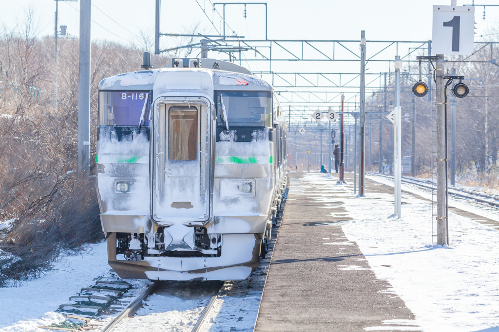 雪景色の千歳線　733系　シリウチ