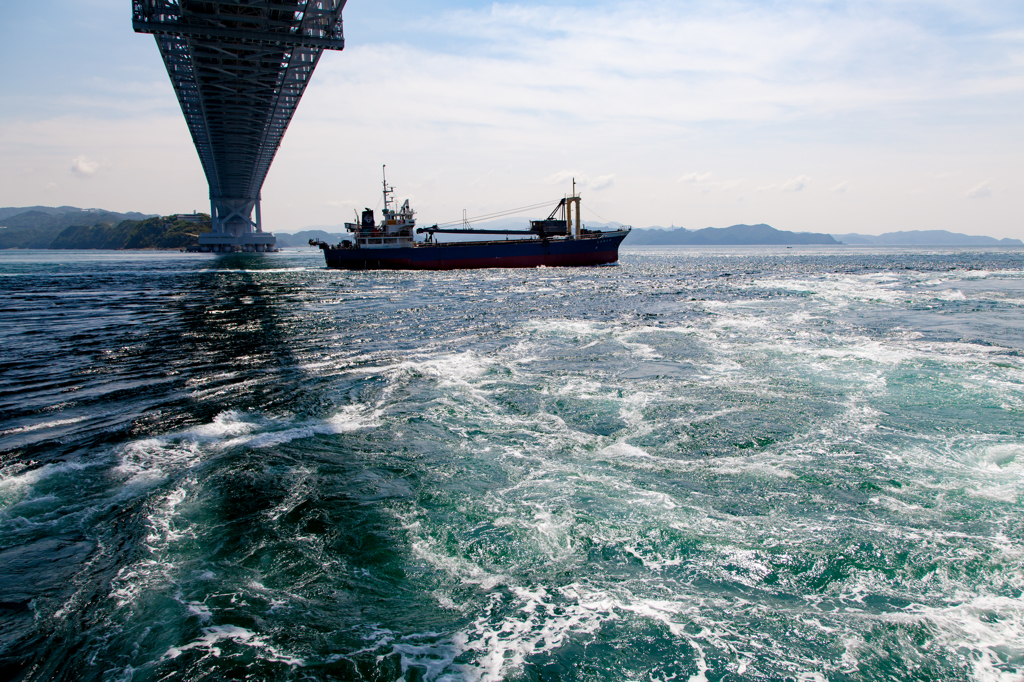 鳴門海峡通過の貨物船