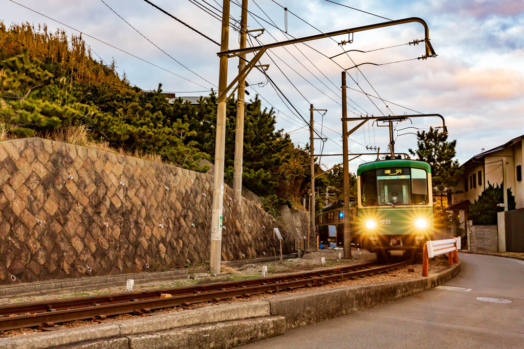 七里ヶ浜の江ノ電